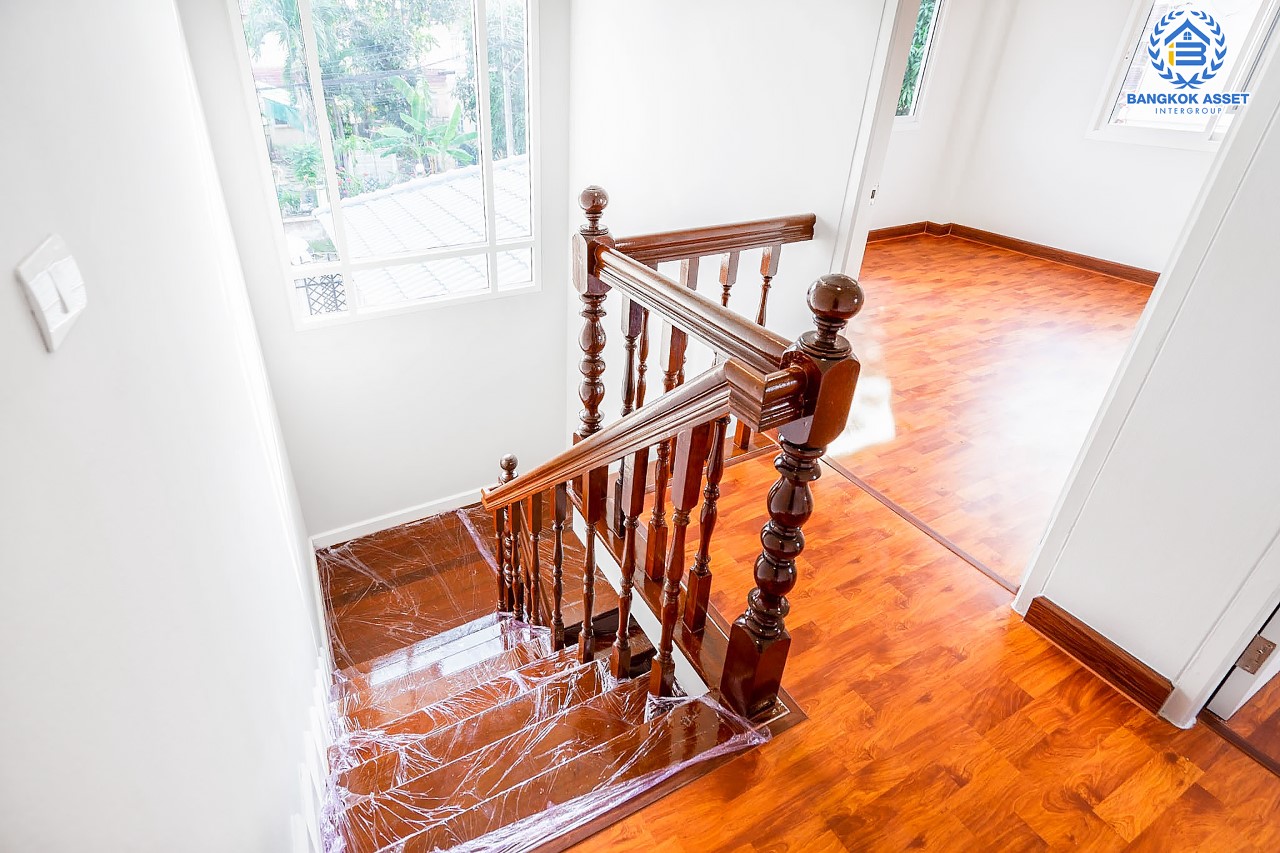 บ้านมือสองตกแต่งใหม่ ม.รติรมย์ 2 ราชพฤกษ์-กาญจนาภิเษก ซ.สวนผัก32 บ้านดีไซน์สวยพร้อมอยู่ เนื้อที่ 59.4 ตร.ว. ฟังก์ชัน 3 ห้องนอน 2 ห้องน้ำ 2 ที่จอดรถ บนทำเลศักยภาพ เชื่อมต่อหลายเส้นทางหลัก ใกล้ทางด่วน "ศรีรัช" และแหล่ง Community Mall ชั้นนำมากมาย